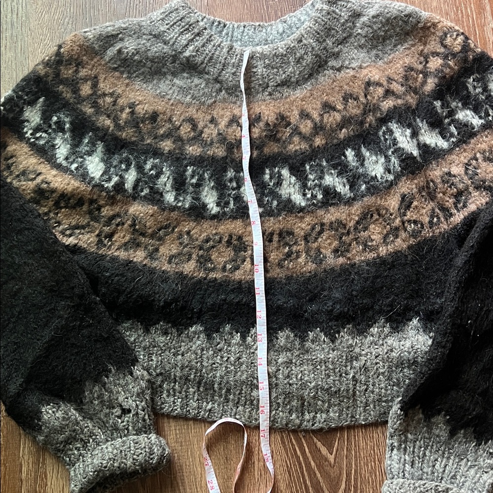 Cozy Multicolor Wool Patterned Sweater - Picture 2 of 4
